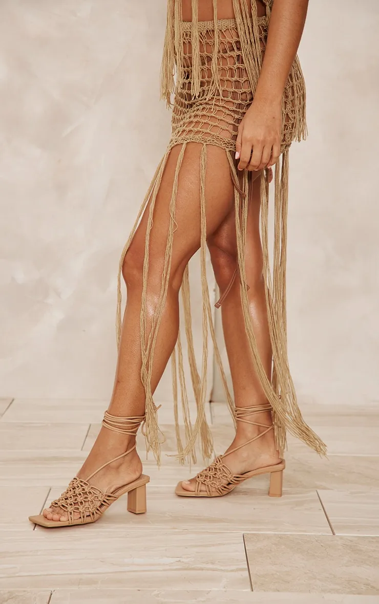 Sandales larges carrées dorées métallisées avec talon haut et brides multiples